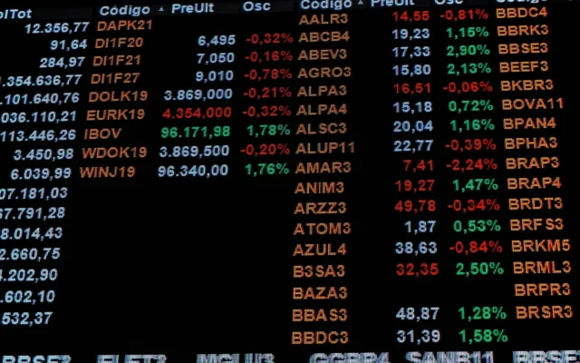 Dólar sobe 0,76% e fecha a R$ 5,39; Ibovespa cai pela quarta vez seguida