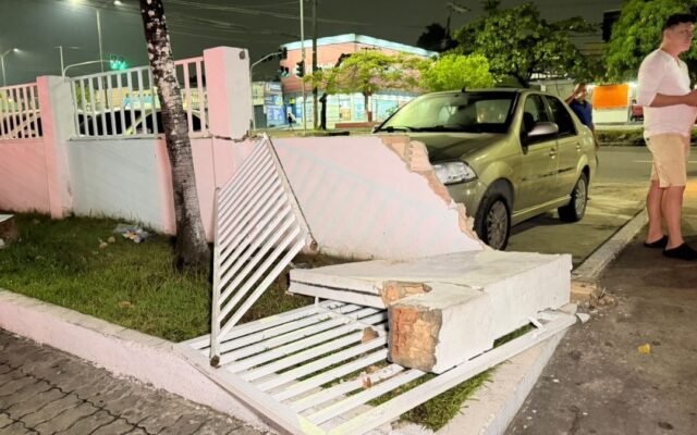 Motorista derruba muro do 6º DIP ao fugir de perseguição após atropelar entregador
