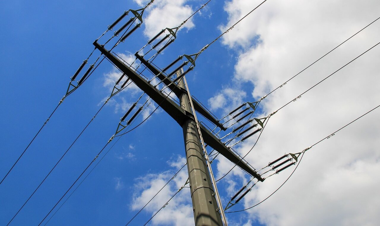 eletricidade, poste de energia, céu, linha de alta tensão, fonte de alimentação, natureza, energia, alta tensão, linhas de transmissão, torre de transmissão, pilão, nuvens